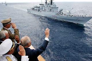 Il Presidente Ciampi saluta gli equipaggi delle unità navali durante il defilamento
