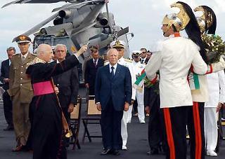 Un momento della cerimonia di commemorazione dell'affondamento della Corazzata &quot;Roma&quot; a bordo della Nave San Giorgio alla presenza del Presidente Ciampi