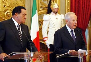 Il Presidente Ciampi ed il Presidente della Repubblica Araba d'Egitto S.E. Hosny Mubarak durante l'incontro con la stampa