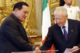 Il Presidente Ciampi con il Presidente della Repubblica Araba d'Egitto Hosny Mubarak al termine dei colloqui al Quirinale
