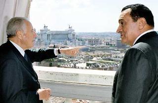 Il Presidente Ciampi con il Presidente della Repubblica Araba d'Egitto Hosny Mubarak poco prima della colazione di lavoro al Belvedere del Torrino del Quirinale