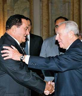 Il Presidente Ciampi con il Presidente della Repubblica Araba d'Egitto Hosny Mubarak al termine dei colloqui al Quirinale