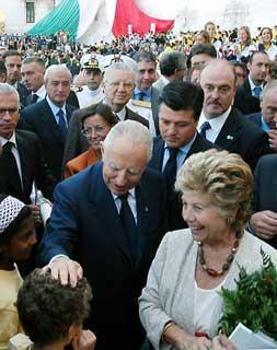 Il Presidente Ciampi con la moglie Franca, al Vittoriano, al termine della cerimonia di apertura dell'anno scolastico 2003/2004