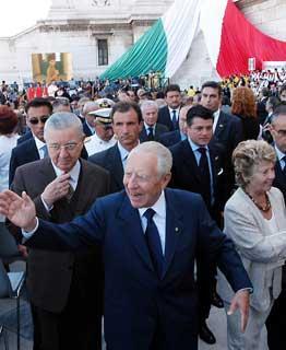 Il Presidente Ciampi con la moglie Franca ed il Segretario generale del Quirinale Gaetano Gifuni, al loro arrivo al Vittoriano per l'inaugurazione dell'anno scolastico 2003/2004