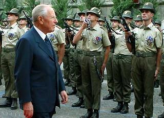 Il Presidente Ciampi passa in rassegna un reparto di Alpini della Brigata Taurianense che ha preso parte alla missione in Bosnia