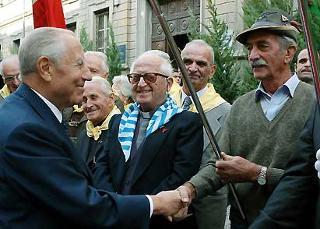 Il Presidente Ciampi saluta un gruppo di Veterani al suo arrivo in Prefettura a Cuneo