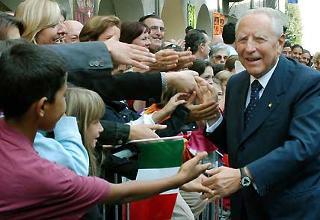 Il Presidente Ciampi accolto dai cittadini al suo arrivo in Prefettura a Cuneo