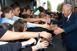 Il Presidente Ciampi salutato da giovani studenti al suo arrivo a Cuneo
