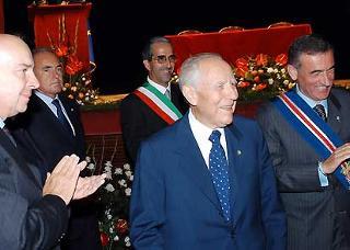Il Presidente Ciampi al termine del suo intervento al Teatro Toselli