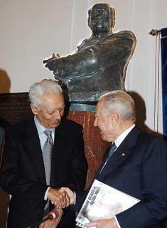 Il Presidente Ciampi con il Sen. Antonio Giolitti al termine della commemorazione di Giovanni Giolitti