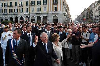 Il Presidente Ciampi con la moglie Franca in Piazza Galimberti a Cuneo risponde al saluto dei cittadini