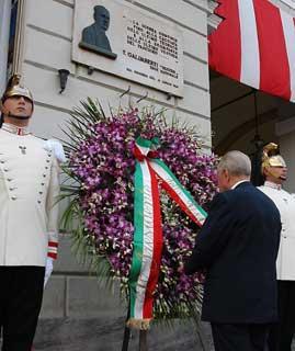 Il Presidente Ciampi rende omaggio alla lapide in memoria di Duccio Galimberti, in occasione della visita di due giorni nella città piemontese