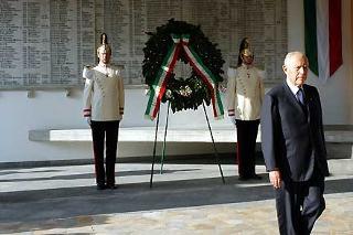 Il Presidente Ciampi davanti alla lapide commemorativa dell'eccidio dopo aver reso omaggio con una corona d'alloro