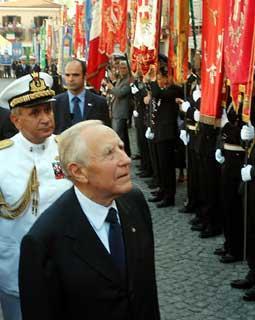 Il Presidente Ciampi, accompagnato dal Consigliere Militare Sergio Biraghi, al suo arrivo nel piccolo centro piemontese