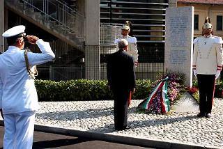 Il Presidente Ciampi, in raccoglimento, davanti alla stele che ricorda il sacrificio dei cittadini del Comune cunese