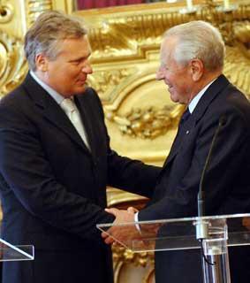 Il Presidente Ciampi con Aleksander Kwasniewski, Presidente della Repubblica di Polonia al Quirinale, al termine delle dichiarazioni alla stampa
