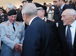 Il Presidente Ciampi saluta il Gen. Ralf Baumgartel, Vice Comandante del Comando Internazionale NATO Sud (a destra nella foto Elio Toaff, già Rabbino di Roma) al termine della cerimonia commemorativa del sacrificio del Vice Brigadiere dei Carabinieri M.O.V.M. Salvo D'Acquisto