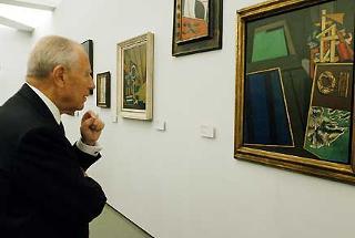 Il Presidente Ciampi osserva alcune opere di Giorgio De Chirico durante la visita alla Mostra sulla Metafisica, alle Scuderie del Quirinale
