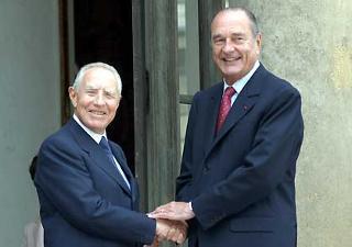 Il Presidente Ciampi accolto all'Eliseo dal Presidente della Repubblica Francese Jacques Chirac