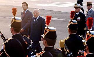 Il Presidente Ciampi al suo arrivo all'aeroporto di Orly
