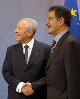 Il Presidente Ciampi con Romano Prodi, Presidente della Commissione Europea all'arrivo a Palazzo Breydel