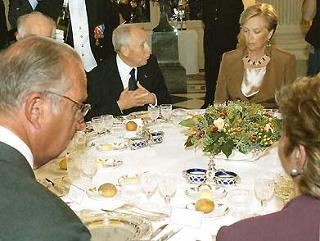 Il Presidente Ciampi con la moglie Franca durante la colazione offerta in loro onore dalle LL.M. il Re Alberto II e la Regina Paola del Belgio al Castello di Laeken