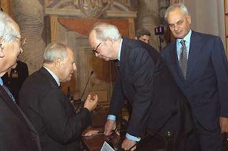 Il Presidente Ciampi, si intrattiene con Lord Ralf Dahrendorf, al termine della cerimonia in occasione dell'inaugurazione del Master in Studi Europei 2003/2004 a Palazzo Giustiniani