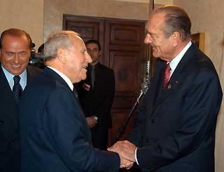 Il Presidente Ciampi con il Presidente Francese Jacques Chirac, poco prima della colazione per il Vertice dei Capi di Stato e di Governo dell'Unione Europea per l'apertura della Conferenza Intergovernativa