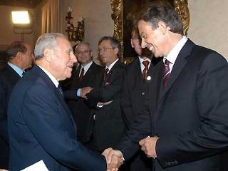 Il Presidente Ciampi con il Primo Ministro del Regno Unito di Gran Bretagna e dell'Irlanda del Nord Tony Blair, poco prima della colazione per il Vertice dei Capi di Stato e di Governo dell'Unione Europea per l'apertura della Conferenza Intergovernativa