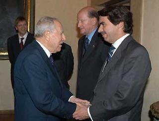 Il Presidente Ciampi con il Primo Ministro Spagnolo Josè Maria Aznar, poco prima della colazione per il Vertice dei Capi di Stato e di Governo dell'Unione Europea per l'apertura della Conferenza Intergovernativa