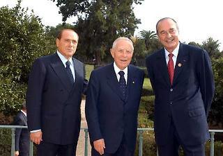 Il Presidente Ciampi con il Presidente di turno dell'Unione Europea Silvio Berlusconi e il Presidente della Repubblica Francese Jacques Chirac, al termine della colazione in occasione del Vertice straordinario dei Capi di Stato e di Governo dell'Unione Europea per l'apertura della Conferenza Intergovernativa