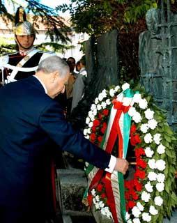 Il Presidente Ciampi rende omaggio ai Monumento alla Resistenza in Piazza dei Martiri