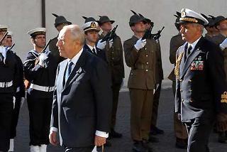 Il Presidente Ciampi, accompagnato dal Consigliere Militare Sergio Biraghi, passa in rassegna un Reparto schierato al suo arrivo in Prefettura