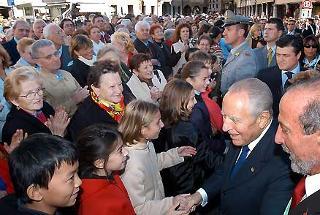 Il Presidente Ciampi saluta la cittadinanza al suo arrivo in Piazza Duomo