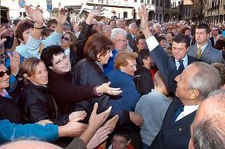 Il Presidente Ciampi risponde al saluto dei cittadini durante la breve passaggiata in centro città