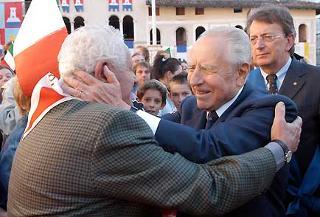 Il Presidente Ciampi abbraccia un partigiano al suo arrivo nella cittadina veneta