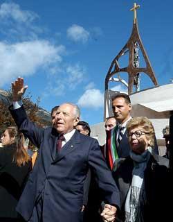 Il Presidente Ciampi con la moglie Franca saluta i cittadini presenti al termine della Santa Messa nella chiesa monumentale