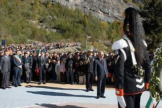 Il Presidente Ciampi, accompagnato dal Consigiere Militare Sergio Biraghi, rende omaggio alla lapide che ricorda la tragedia del Vajont