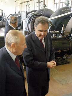 Il Presidente Ciampi accompagnato da Lino Trosini, Direttore del Consorzio di Bonifica Delta del Po Adige, visita i locali macchine e officina dell'idrovoro storico