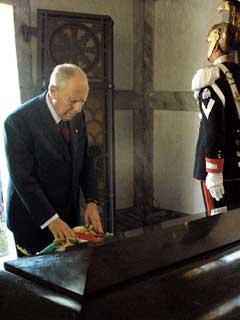 Il Presidente Ciampi rende omaggio alla tomba di Giacomo Matteotti nel Cimitero di Fratta Polesine