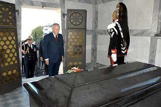 Il Presidente Ciampi in raccoglimento davanti alla tomba di Giacomo Matteotti nel Cimitero di Fratta Polesine