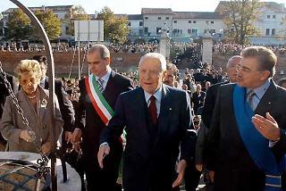 Il Presidente Ciampi in compagnia della moglie Franca e delle Autorità locali durante la visita a Villa Padoer