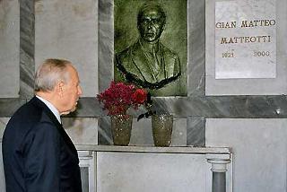 Il Presidente Ciampi visita la tomba di Giacomo Matteotti nel Cimitero di Fratta Polesine