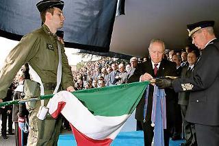 Il Presidente Ciampi, a fianco il Capo di Stato Maggiore dell'Aeronautica, procede al Conferimento della Croce di Cavaliere dell'Ordine Militare d'Italia alla 46° Brigata Aerea, in occasione della cerimonia di rientro del Contingente militare italiano&quot; Nibbio&quot; dall'Afghanistan