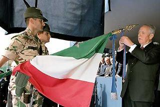 Il Presidente Ciampi procede al Conferimento della Croce di Cavaliere dell'Ordine Militare d'Italia alla Bandiera di Guerra del 9° Reggimento Alpini, in occasione della cerimonia di rientro del Contingente militare italiano &quot;Nibbio&quot; dall'Afghanistan