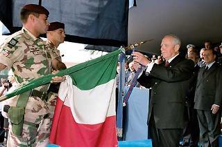 Il Presidente Ciampi procede al Conferimento della Croce di Cavaliere dell'Ordine Militare d'Italia al 187° Reggimento Paracadutisti, in occasione della cerimonia di rientro del Contingente militare italiano &quot; Nibbio&quot; dall'Afghanistan