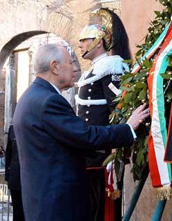 Il Presidente Ciampi, al Portico di Ottavia, rende omaggio alla Lapide che ricorda la deportazione degli Ebrei