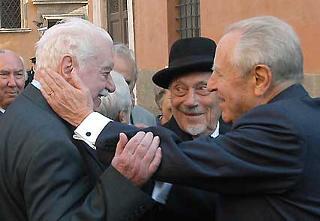 Il Presidente Ciampi abbraccia Beniamino Sadem, suo amico d'armi, sotto lo sguardo dell'ex Rabbino di Roma Elio Toaff, in occasione del 60° anniversario della deportazione degli Ebrei