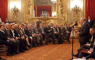 Il Presidente Ciampi, nella foto con il Ministro Tremaglia, rivolge il suo saluto ai componenti la delegazione di partecipanti al I° Convegno Internazionale degli imprenditori italiani nel mondo
