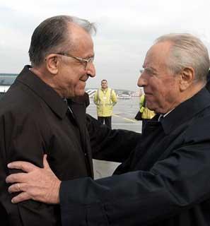 Il Presidente Ciampi accolto al suo arrivo, all'aeroporto Otopeni, dal Presidente della Repubblica di Romania Ion Iliescu